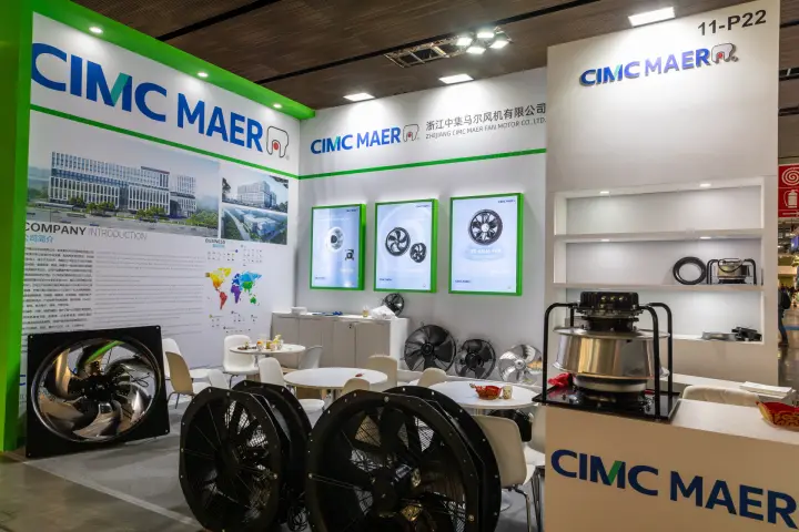 CIMC Maer stand with EC axial fans and a backward-curved fan display