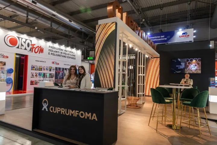 Cuprumfoma stand corner with copper letters, counter and lounge seating