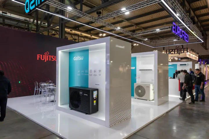 Daitsu display cubes with an R290 heat pump and split units beside a Fujitsu wall at MCE 2026