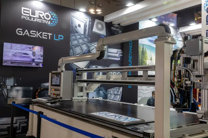 Euro Poliuretani Gasket LP dispensing machine close-up