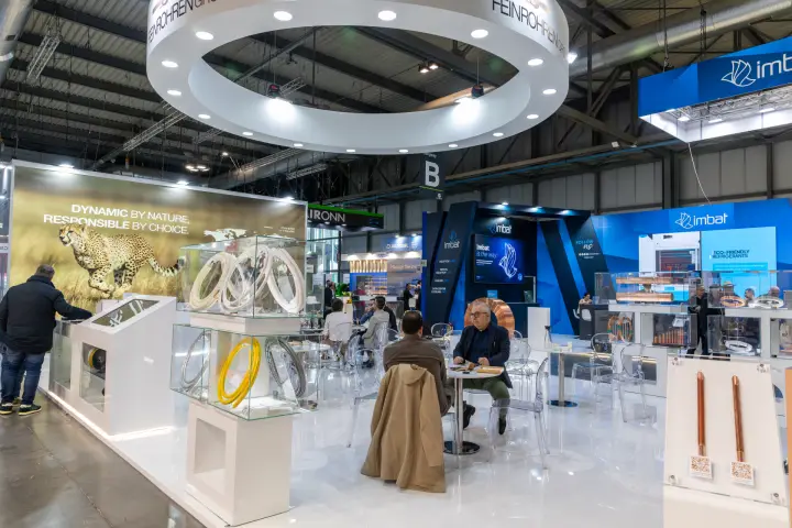 Feinrohren Group stand with copper tube coils and ring banner