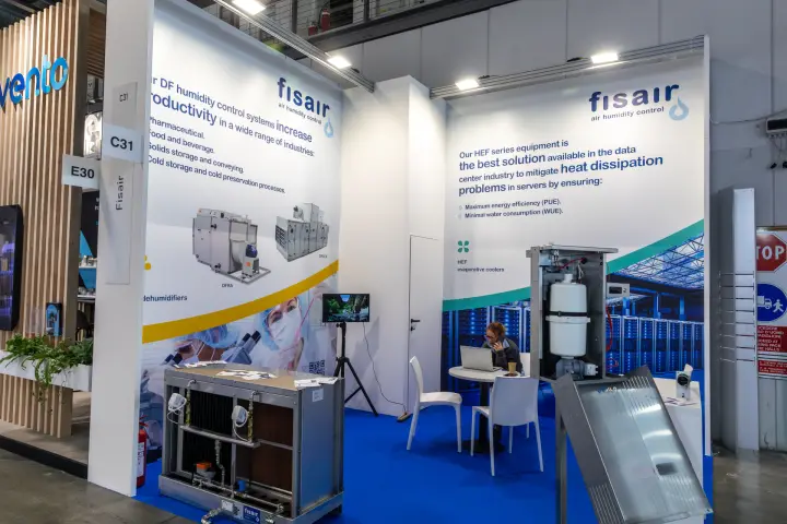 Fisair stand with evaporative cooling module and open cabinet