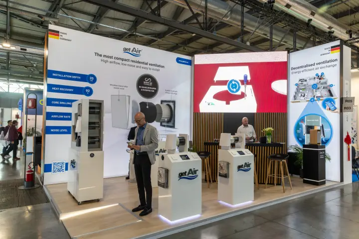 getAir stand with decentralised ventilation units on lit pedestals at MCE 2026