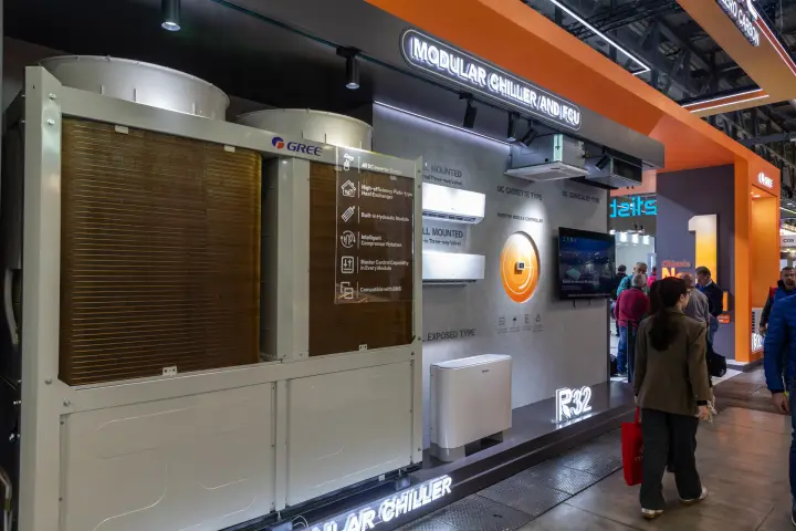 Gree modular chiller and fan coil display with R32 lettering at MCE 2026
