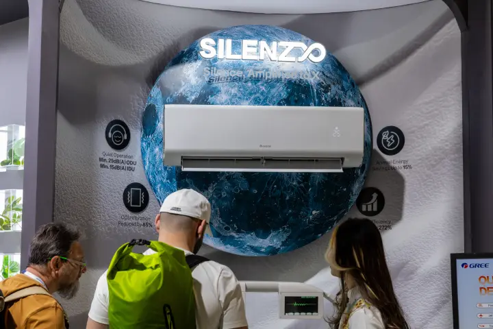 Gree SilenzX wall-mounted unit on a moon graphic with quiet-operation claims