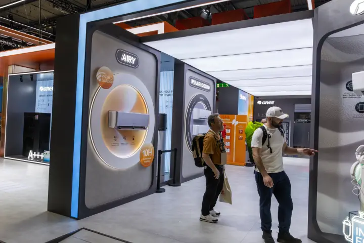 Gree stand portals presenting Airy and Pular/Cosmo wall-mounted air conditioners