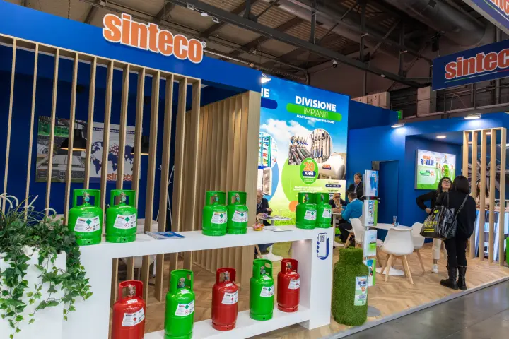 Green and red refrigerant cylinders on a white shelf at Sinteco at MCE 2026