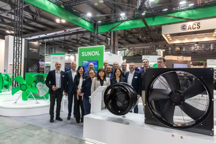Group photo at Sunon in front of the illuminated brand tower at MCE 2026