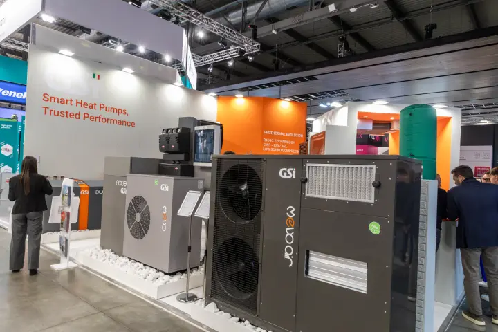 GSI outdoor heat pumps with R290 labels on a gravel display