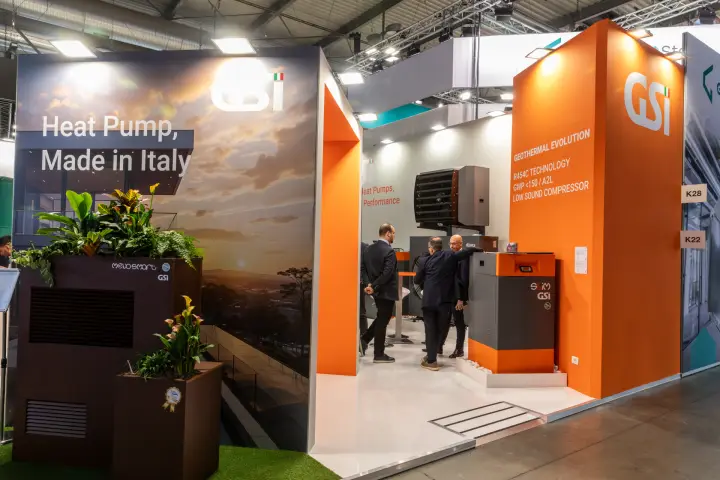GSI stand with 'Heat Pump, Made in Italy' wall and geothermal unit