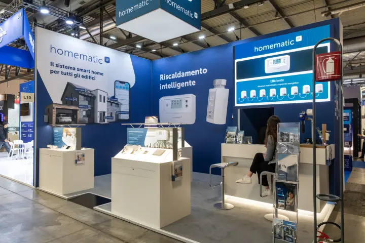 Homematic IP stand with smart heating thermostats and actuators