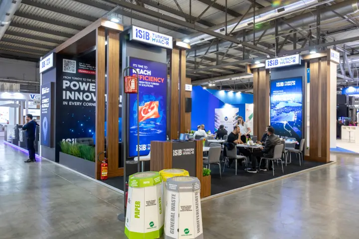 ISIB Turkish HVAC-R stand with wood columns and meeting tables