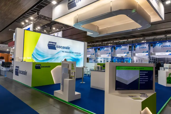 Isocanale stand with screen presenting Isocanale Indoor panels