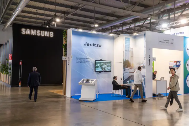 Janitza energy management stand with blue carpet and video screen