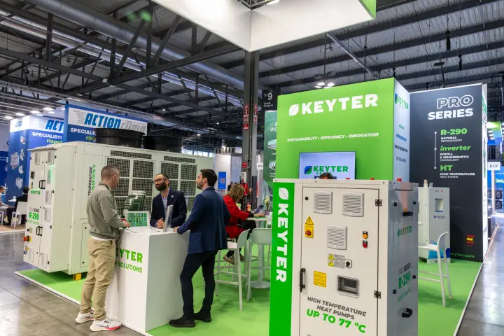 Keyter stand with Pro Series R-290 high-temperature heat pumps up to 77 °C