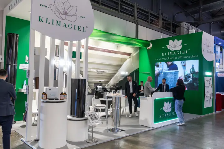 Klimagiel stand with microperforated air diffusion ducts overhead