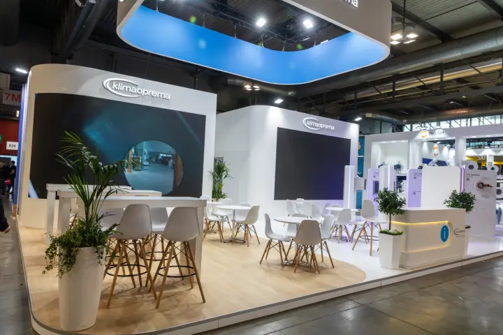 Klimaoprema lounge with LED walls, café seating and damper totems