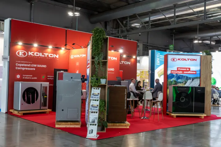 Kołton heat pumps on a red stand with Copeland compressor message