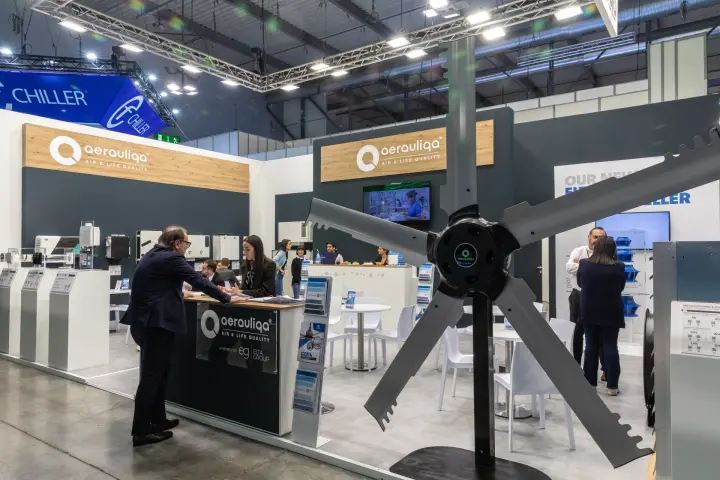 Large five-blade fan in front of the Aerauliqa stand counter