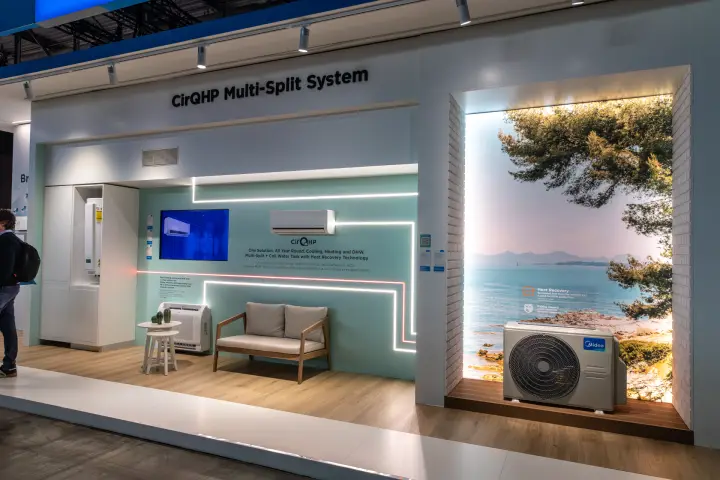 Midea CirQHP Multi-Split System room set with seaside backdrop at MCE 2026