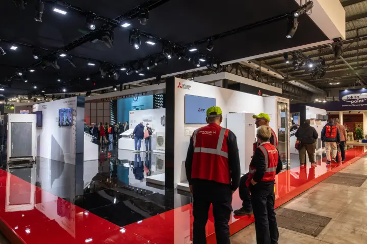 Mitsubishi Electric stand with red platform edge and VRF and split units