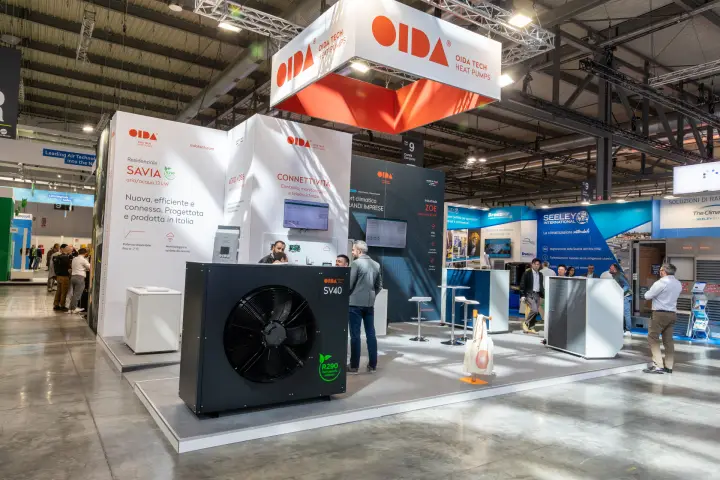 Oida stand with SV40 R290 heat pump under a square hanging banner at MCE 2026