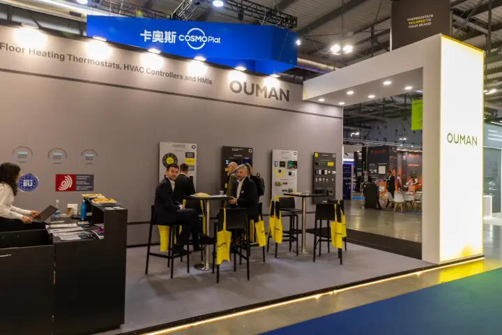 Ouman stand for floor heating thermostats and HVAC controllers