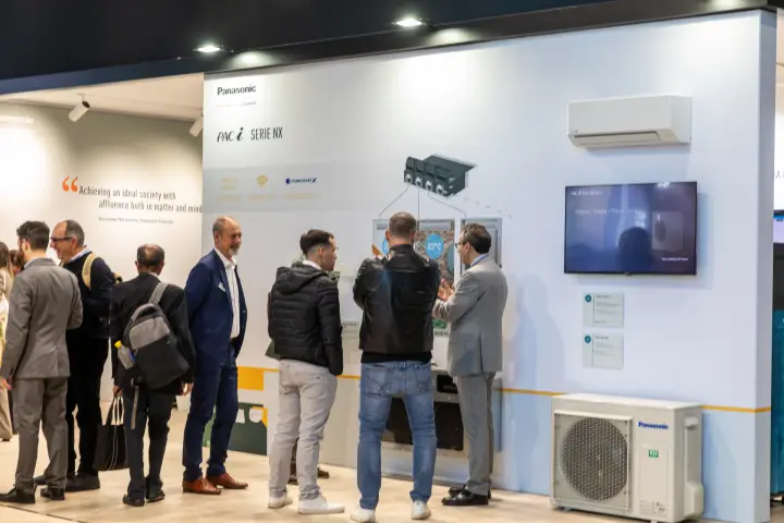 Panasonic PACi Serie NX wall with split unit, outdoor unit and video screen