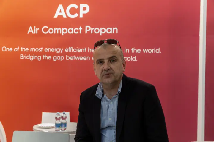 Portrait in front of the ACP Air Compact Propan wall