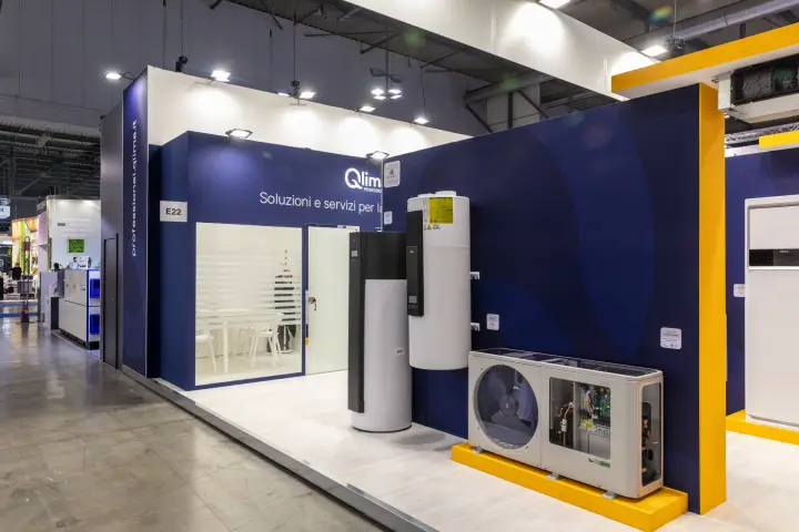 Qlima Professional stand E22 with hot water cylinders and open outdoor unit