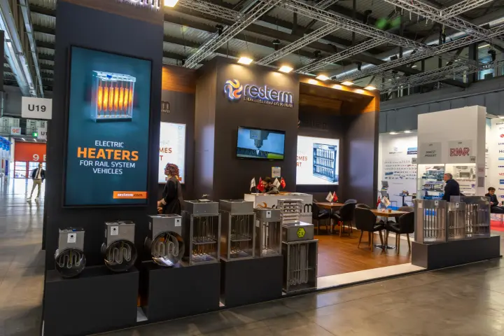 Resterm stand with electric duct heaters and rail vehicle heater display