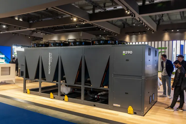 Roccheggiani R290 air-cooled chiller with V-coil condenser and EC fans at MCE 2026