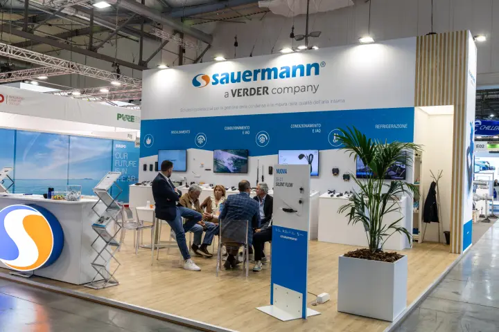 Sauermann stand with meeting table and Si-21 Silent Flow display at MCE 2026