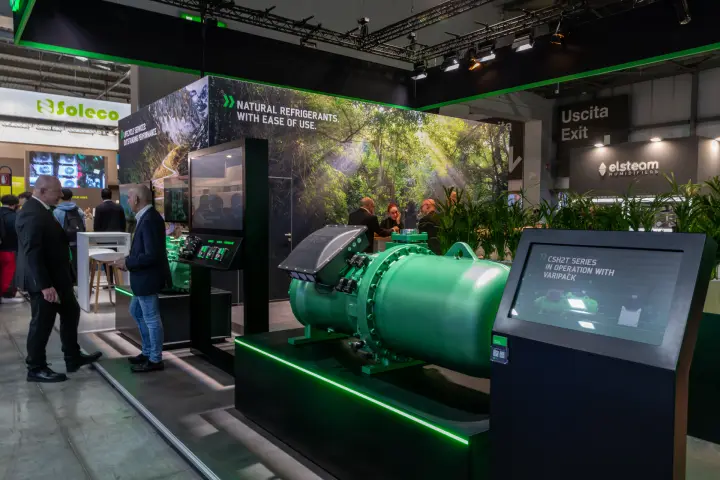 Screw compressor display with CSH2T series screen and forest graphics