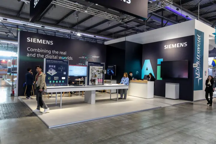 Siemens stand with Climatix automation and dynamic valve displays