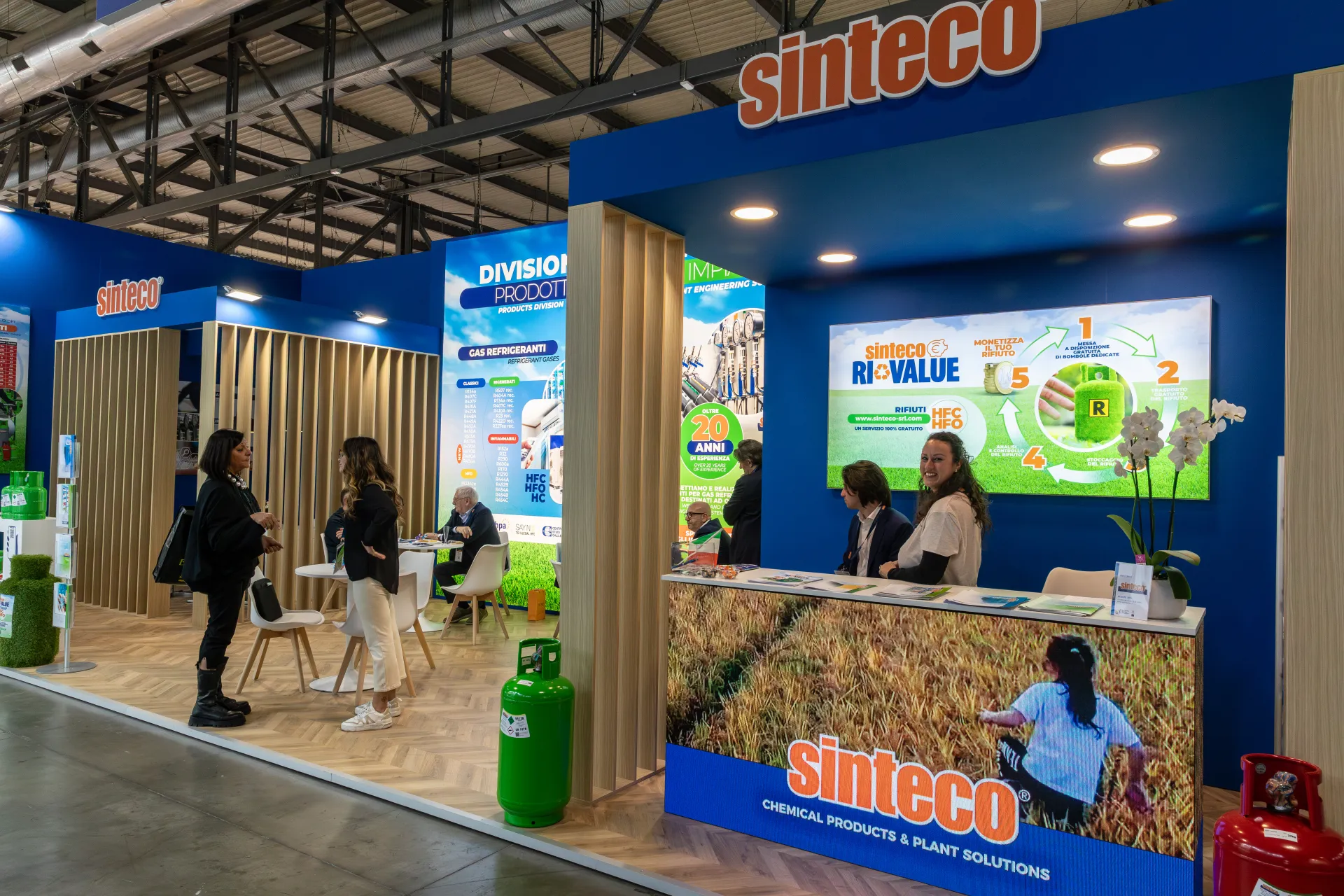 Sinteco reception counter with RiValue refrigerant recovery screen at MCE 2026