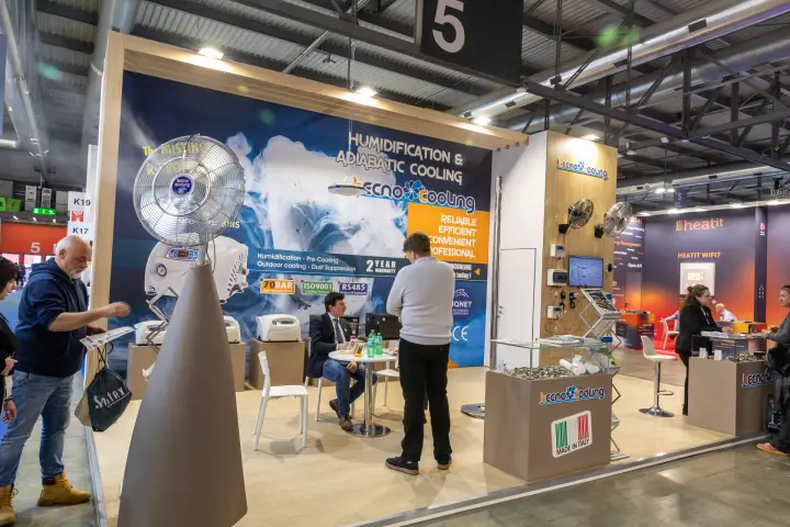 Tecnocooling stand with misting fans for adiabatic cooling