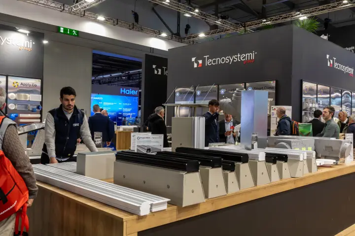Tecnosystemi counter with linear slot profiles and plenum boxes