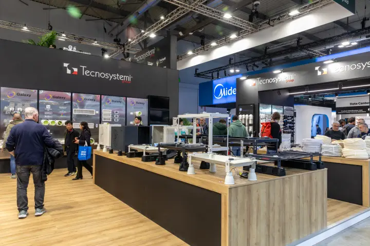 Tecnosystemi stand with outdoor unit mounting stands and Galaxy panels