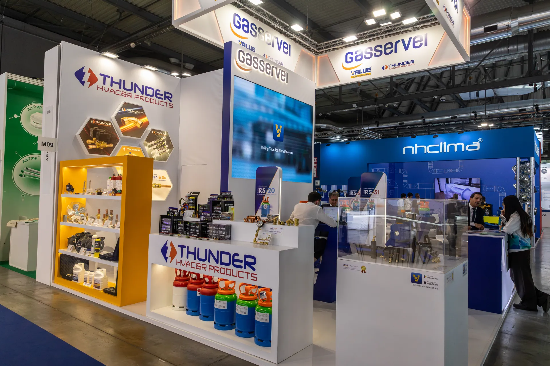 Thunder and Gasservei stand with refrigerant cylinders and HVAC-R parts at MCE 2026