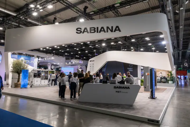 Wide view of the Sabiana stand with full curved canopy and busy counter