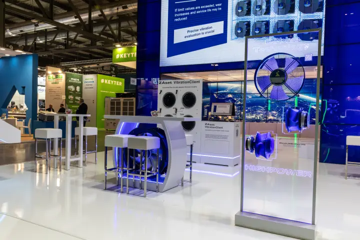 Ziehl-Abegg ECblue HIGHPOWER showcase in front of ZAset VibrationClient panel