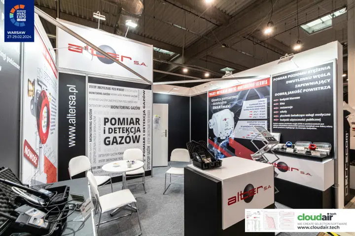 Alter stand with SMARTmaxi detector graphic and CO2 monitoring wall at Warsaw HVAC Expo 2024