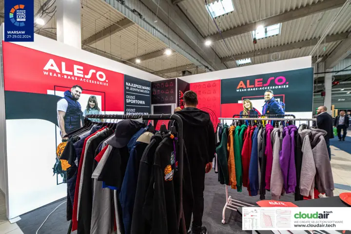 Colourful hoodies on rails under Aleso 'Najlepsze marki w jednym miejscu' panels