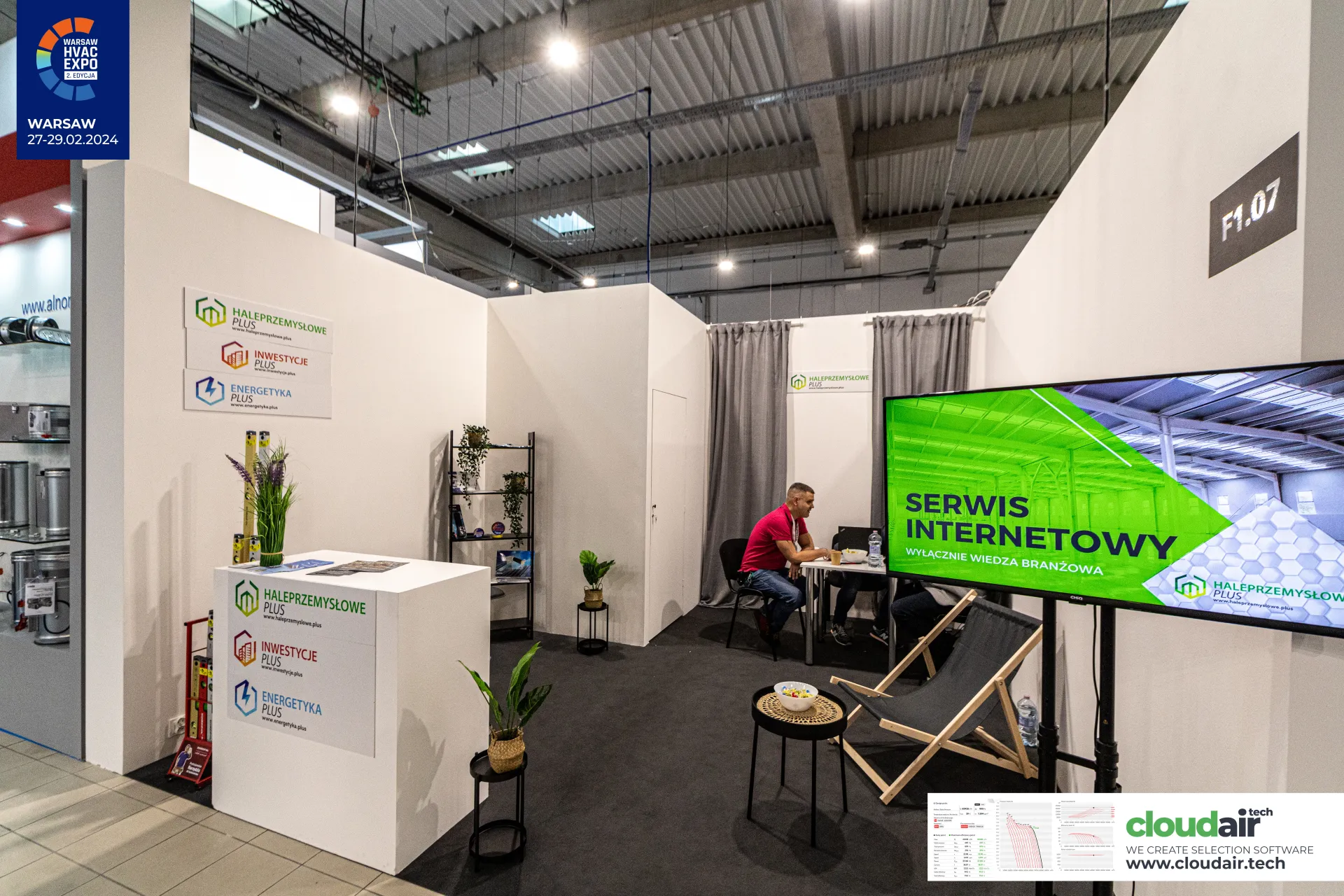 Haleprzemysłowe Plus portal stand F1.07 with deck chair and screen at Warsaw HVAC Expo 2024