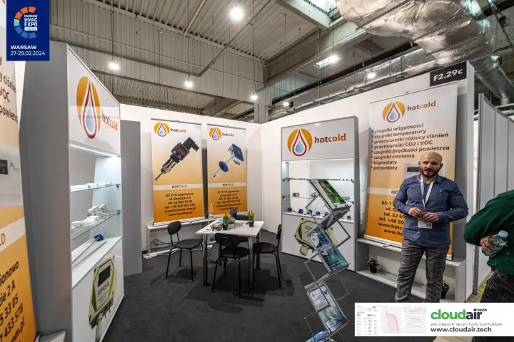 Hotcold stand F2.29c with sensors and transmitters on glass shelves