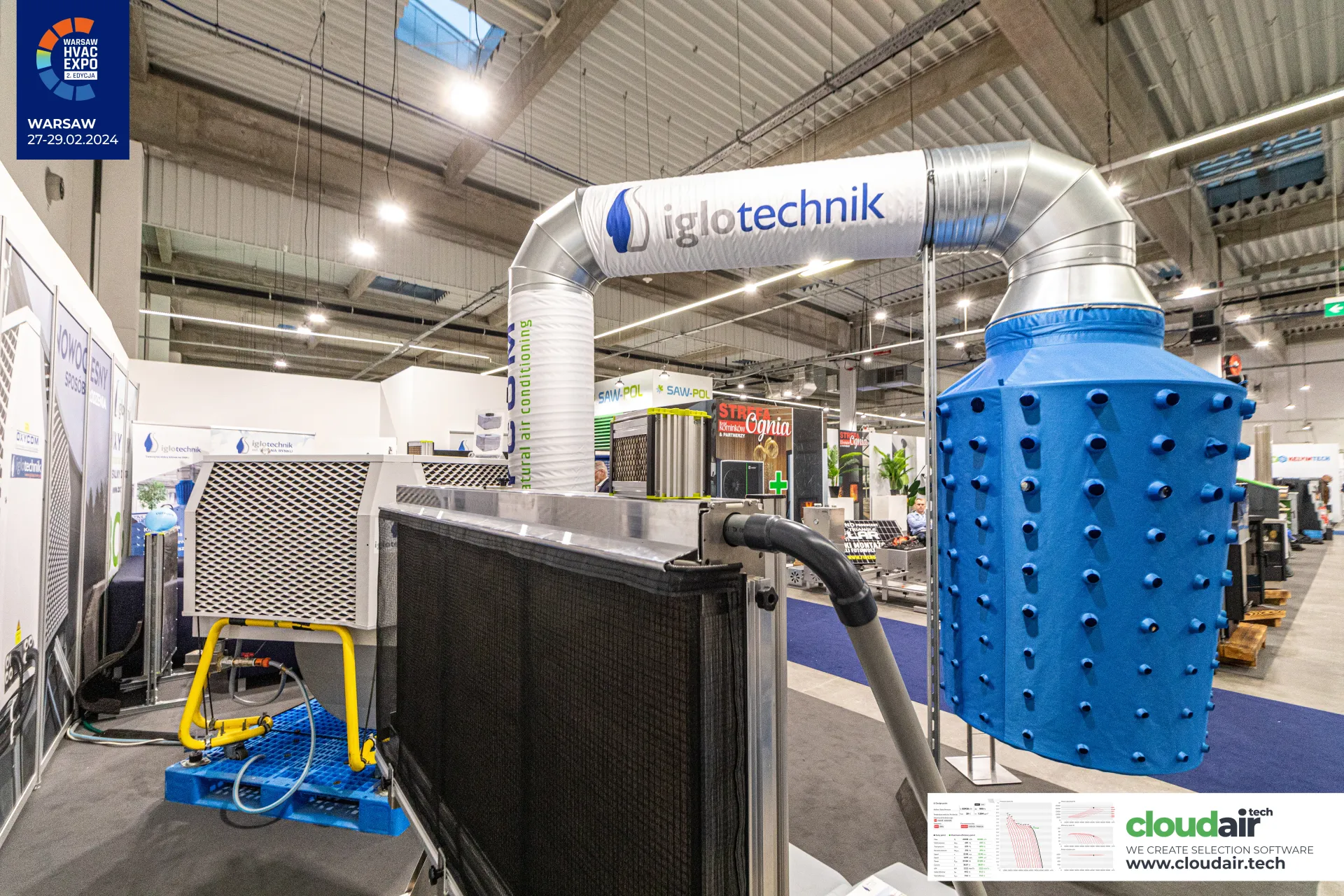 Iglotechnik evaporative cooler with textile duct and blue nozzle diffuser at Warsaw HVAC Expo 2024