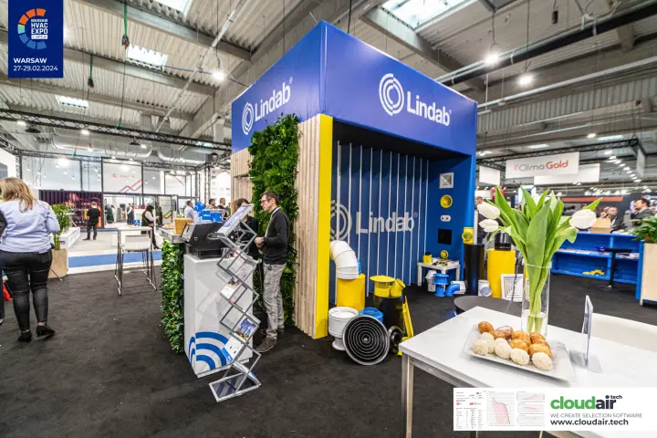 Lindab booth with green wall, wooden slats and ductwork display