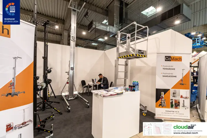 Material lifts and a raised Alplift platform inside the CoMach stand at Warsaw HVAC Expo 2024