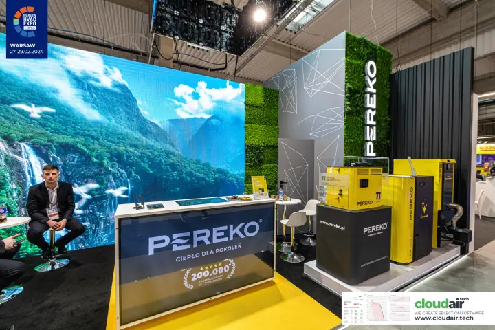Pereko counter with 200.000 users badge and mountain scene on LED wall